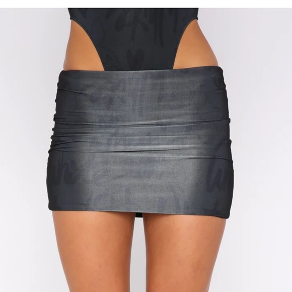 White Fox boutique Best Wishes Mini Skirt Charcoal Sketch NWT XS - Picture 2 of 8